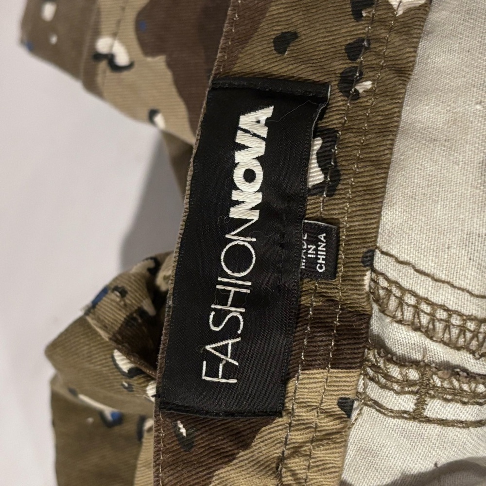 Fashion Nova Women’s Camo Paint Splatter Cargo Pants Utility Streetwear Flare XS - Picture 12 of 13